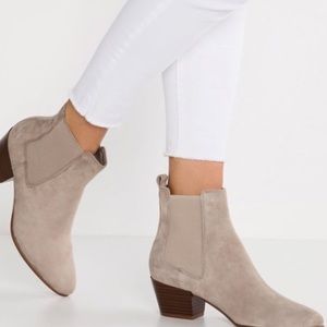 ⚡️SOLD⚡️NWT Sam Edelman Suede Reesa Booties